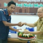 Berty Stevanus, Ketua Bawaslu Pacitan saat potong tumpeng sebagai tanda dilaunchingnya media center Bawaslu. foto: YUNIARDI S/ BANGSAONLINE