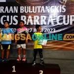Ning Hana saat menyerahkan piala kepada pemenang Gus Barra Cup 2023. Foto: ROCHMAT SAIFUL ARIS/BANGSAONLINE