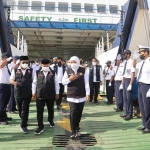 Gubernur Jatim Khofifah Indar Parawansa menaiki kapal yang sedang bersandar saat meninjau Pelabuhan Penyeberangan Jangkar, Situbondo.