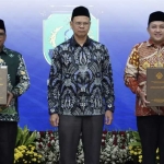 Ketua DPRD Kabupaten Pasuruan Samsul Hidayat (kiri) bersama Bupati H. M. Rusdi Sutejo (kanan) menunjukkan penghargaan opini WTP atas LKPD TA 2024 dari BPK RI.