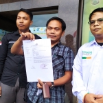 Kader muda PKB Jombang didampingi kuasa hukumnya saat melapor di Polres Jombang. Foto: AAN AMRULLOH/ BANGSAONLINE