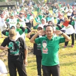 BIAR BUGAR: Caleg PKB Sullamul Hadi Nurmawan saat kampanye dengan senam bersama, di lapangan Desa Wilayut Sukodono, Minggu (7/4). Foto: ist