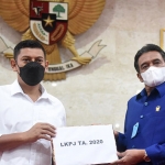 Ketua DPRD Kota Kediri Gus Sunoto (kanan) menyerahkan surat keputusan tentang rekomendasi DPRD atas LKPJ Wali Kota Kediri Tahun 2020 kepada Wali Kota Abdullah Abu Bakar.