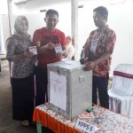 Wakil Bupati Blitar Marhaenis menggunakan hak pilihnya di Pilgub Jatim di TPS 07 Dusun Bendorejo, Desa Bendosewu.