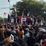 Puluhan ribu massa saat aksi demo di depan kantor Bupati Pati Sudewo berujung ricuh, Rabu (13/8/2025). Foto: Tempo