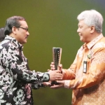 Dirut Petrokimia Gresik  (PG) Nugroho Christijanto (kanan) menerima penghargaan dari Kepala BSN Bambang Prasetya.