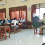 Pelaksanaan ujian nasional berbasis komputer (UNBK) di SMKN 1 Nglegok, Kabupaten Blitar, pada hari pertama ini terpaksa menggunakan genset.