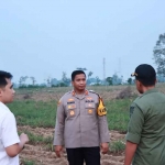 Kapolres Kediri, AKBP Bimo Ariyanto, bersama staf Perhutani KPH Kediri, saat meninjau lahan yang akan ditanami jagung. Foto: Ist