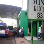 JCH kloter 83 saat memasuki hall Mina Asrama Haji Embarkasi Surabaya (AHES), Selasa (14/8).