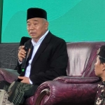 Prof Dr KH Asep Saifuddin Chalim, MA saat menyampaikan ceramah dalam acara Haul ke-32 TGH Ibrahim Al-Khalidy, TGH Mustofa Al-Khalidy dan TGH Muhammad Idris Misbah di Pondok Pesantren Al-Ishlahuddiny Kediri Lombok Barat NTB, Sabtu (22/2/2025). Foto: bangsaonline