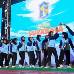 Kontingen Kota Surabaya saat acara closing ceremony  Porprov IX Jawa Timur 2025 di Stadion Kanjuruhan, Kabupaten Malang, Sabtu (5/7/2025) malam.