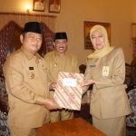 TEKEN: Kepala BPKAD Noer Rochmawati menandatangani perjanjian kinerja dengan Bupati H Saiful Ilah, disaksikan Wabup H Nur Ahmad Syaifuddin, Senin (25/2). foto: ist