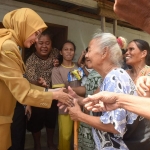 Wali Kota Kediri Vinanda Prameswati saat menyalami salah satu warga disabilitas. (Ist). 