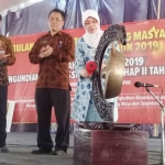 Bupati Kediri dr. Hj. Haryanti Sutrisno, membuka Bulan Bakti Gotong Royong Masyarakat (BBGRM) 2019 dengan menabuh gong. 