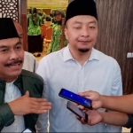 Qosim dan Alif saat memberikan keterangan pers. foto: SYUHUD/ BANGSAONLINE