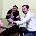 Andi Fajar Yulanto saat berdiskusi dengan Sekretaris DPD Golkar Gresik, Atek Riduan. Foto: Ist