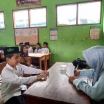 Para siswa-siswi Madrasah Ibtidaiyah (MI) Pesantren Sabilul Mutaqim (PSM) saat mengikuti program tahfidz.