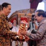 Gubernur Jatim menerima trophy Wahana Tata Nugraha Wiratama Kencana dari Presiden RI, Joko Widodo di Jakarta.
