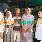 Calon Wali Kota dan Wakil Wali Kota Kediri nomor urut 2 saat menyapa warga Bandar Lor. Foto: MUJI HARJITA/BANGSAONLINE