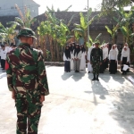 Satgas TMMD ke-126 mengikuti upacara Hari Santri Nasional di Ponpes Thoriqussalam Desa Kedondong Tulangan. foto ist
