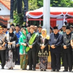 Gubernur Khofifah bersama sejumlah pejabat saat menghadiri peringatan Hari Jadi ke-78 Provinsi Jawa Timur.