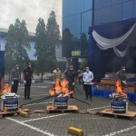Pemusnahan rokok ilegal di halaman Graha Pena Surabaya.