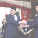 Bupati Nganjuk H Novi Rahman Hidayat SSos menerima serah terima jabatan dari Pj Bupati Nganjuk Drs Sudjono. Foto: BAMBANG/ BANGSAONLINE