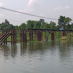 Sisa Jembatan Mrican yang mulai dipreteli dan akan dibangun kembali oleh Pemkab Kediri. (foto: MUJI HARJITA/BANGSAONLINE)