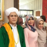 Gus Anom bersama Winda Saskia (dua dari kanan) dan artis-artis ibukota usai pengajian Majelis Taklim Al Munawwarah, beberapa waktu lalu. foto: istimewa