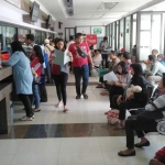 Situasi pelayanan di kantor Dispendukcapil Kota Malang. Tampak warga yang mayoritas hendak mengurus surat keterangan domisili rela mengantre, Selasa (21/05). foto: IWAN/ BANGSAONLINE