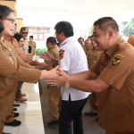 Pj. Walikota Kediri, Zanariah, saat sedang bersalaman dengan Kepala Dinas Koperasi dan UMTK, Bambang Priyambodo (dok. Ist)