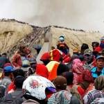 Sejumlah masyarakat Suku Tengger berbondong-bondong menuju kawah Gunung Bromo untuk melemparkan sesaji berupa hasil bumi sebagai ungkapan rasa syukur kepada Sang Hyang Widi, Rabu (20/7). foto: merdeka.com