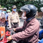 Kapolresta Sidoarjo Kombes Pol. Sumardji saat mencegat para pengendara yang tak memakai masker.