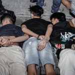 Orang-orang yang ditangkap petugas Polrestabes Surabaya yang diduga anggota ganster di Surabaya. Foto: istimewa