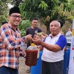 Gus Ibin saat memberikan secara simbolis Pupuk Organik Cair
