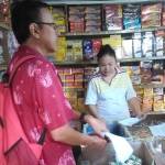 Petugas memeriksa makanan yang dijual pedagang di Pasar Pon Jombang, Jumat (10/06). foto: ROMZA/ BANGSAONLINE