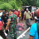 Petugas dibantu warga mengevakuasi 4 korban tewas dan belasan luka-luka dalam tabrakan karambol akibat rem dump truk blong.