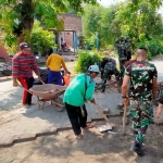 Satgas TMMD Sidoarjo mengerjakan peninggian jalan di Desa Penambangan, Kecamatan Balongbendo. Foto: Ist