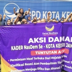 Aksi kader NasDem Kediri melakukan aksi protes