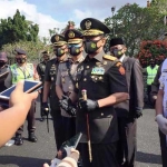 Pangdam V Brawijaya Mayor Jenderal TNI Widodo Iryansyah memberikan keterangan pada wartawan.