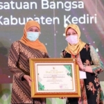 Gubernur Jawa Timur Khofifah Indar Parawansa dan Bupati Kediri dr. Hj. Haryanti Sutrisno. (foto: kominfo)