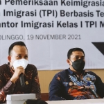 Analis Keimigrasian Pertama Kantor Imigrasi Malang saat memaparkan sistem manifes yang terintegrasi dengan aplikasi Singa Karmila.