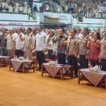 Mentan RI, Andi Amran Sulaiman (delapan dari kanan), bersama para pejabat saat hadir di acara pertemuan dengan PPL se-Jatim di GOR Tridharma Petrokimia Gresik. Foto: Syuhud/BANGSAONLINE.com