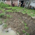 Tanggul Sungai Plalangan di Desa Made Kecamatan/Kabupaten Lamongan, mengakami longsor, Selasa (18/11/2025)