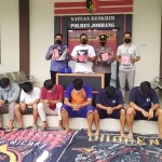 Ketujuh anggota pencak silat pelaku pengeroyokan dipamerkan di hadapan awak media saat rilis pers di Mapolres Jombang. foto: AAN AMRULLOH/ BANGSAONLINE