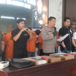 2 Pelaku saat dihadirkan dalam rilis pers Polres Mojokerto Kota