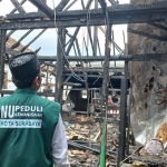 Rumah milik Marsadi yang terbakar karena sambaran petir beberapa hari lalu, dikunjungi NU Care - LAZISNU Surabaya. foto: istimewa.