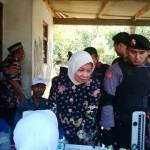 Haryanti saat melihat pelaksanaan pengobatan gratis di Desa Banaran Kecamatan Kandangan, Kabupaten Kediri. foto : arif kurniawan/BANGSAONLINE