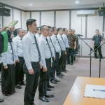 Kepala BPPKAD Gresik, Andhy Hendro Wijaya, saat melantik 17 juru sita pajak daerah. Foto: Ist