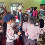 Petugas dari Satlantas Polres Pasuruan saat membagikan Bendera Merah Putih dalam rangka menyambut HUT ke-80 RI.